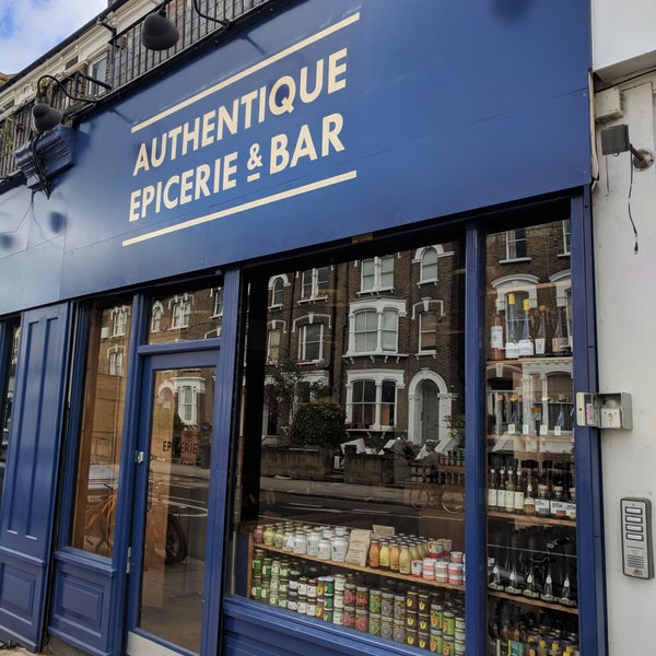 4/4/2018 tarihinde Authentique - Epicerie &amp; Barziyaretçi tarafından Authentique - Epicerie &amp; Bar'de çekilen fotoğraf