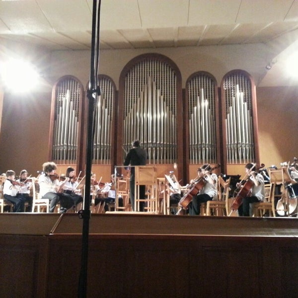 Das Foto wurde bei Зал органной и камерной музыки имени Алисы Дебольской / Music Hall of Alisa Debolskaya von Alexei M. am 2/20/2013 aufgenommen