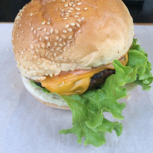 Foto tirada no(a) Wanted Burger por Cenk K. em 8/17/2014