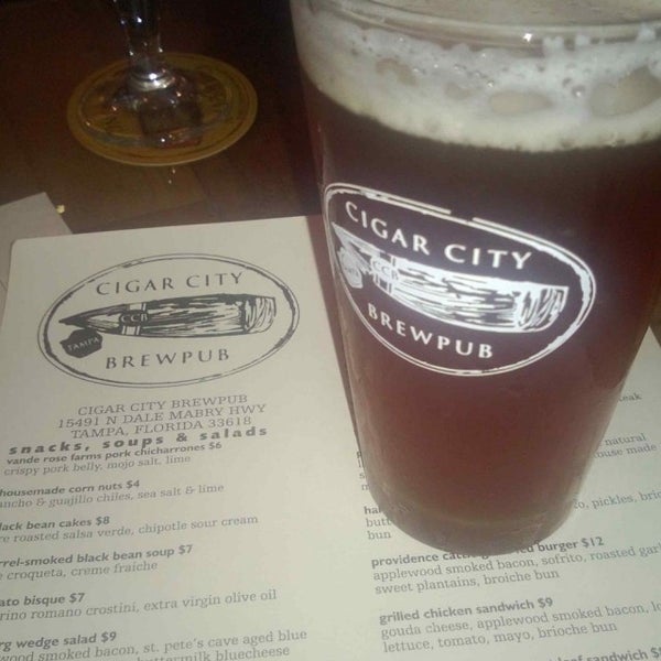 รูปภาพถ่ายที่ Cigar City Brew Pub โดย Rob M. เมื่อ 8/16/2013