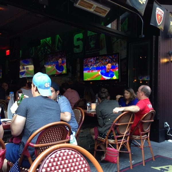 6/22/2014 tarihinde Chelsea R.ziyaretçi tarafından Ashton&#39;s Alley Sports Bar'de çekilen fotoğraf