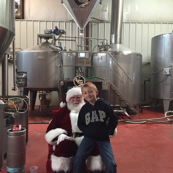 Foto diambil di Thomas Creek Brewery oleh Anna pada 12/19/2015