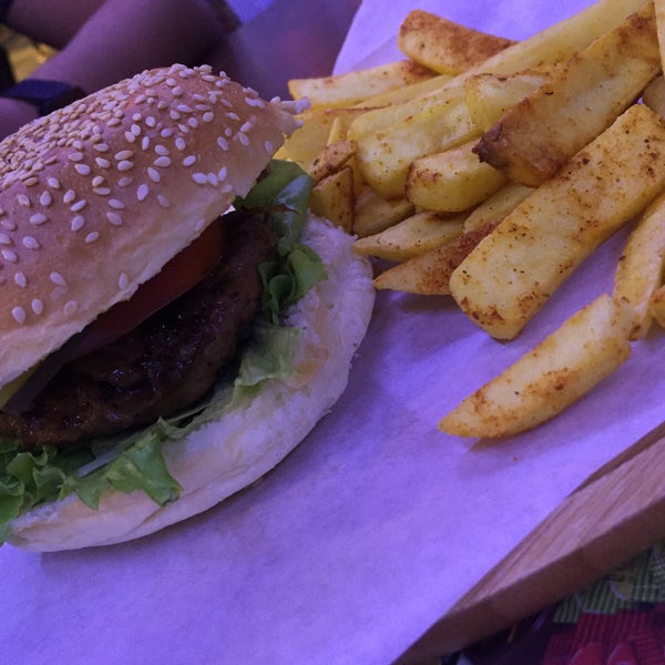 Foto tomada en Beeves Burger &amp; Steakhouse  por Nazlı Ö. el 4/20/2016