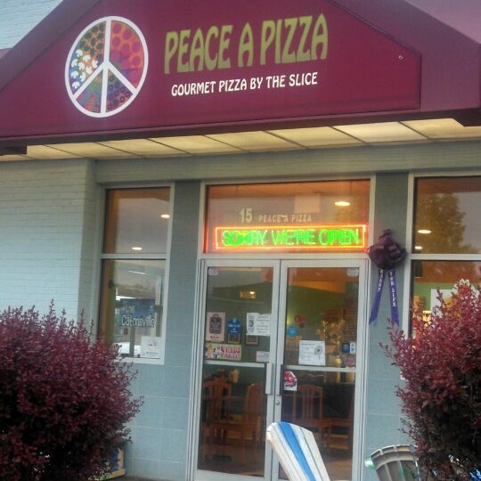 5/7/2013 tarihinde Cameron S.ziyaretçi tarafından Peace A Pizza'de çekilen fotoğraf