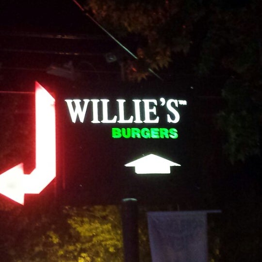 Снимок сделан в Willie&#39;s Burgers пользователем @Jhoggie 4/7/2014
