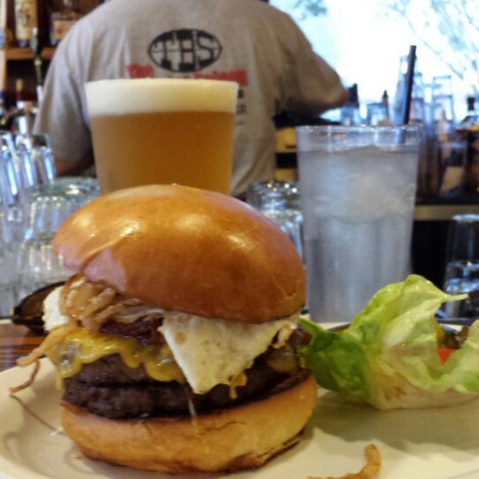 4/29/2014 tarihinde @Jhoggieziyaretçi tarafından The Burger Saloon'de çekilen fotoğraf