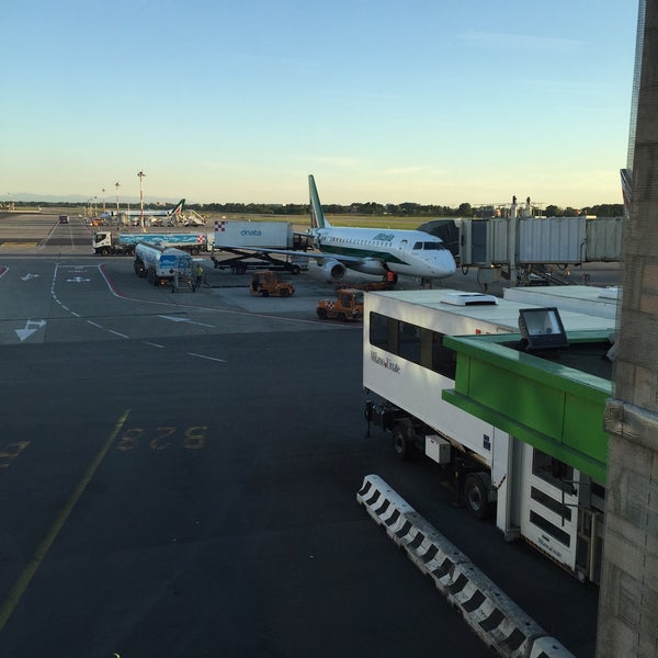 รูปภาพถ่ายที่ Aeroporto di Milano Linate (LIN) โดย Sergio E. เมื่อ 4/19/2016