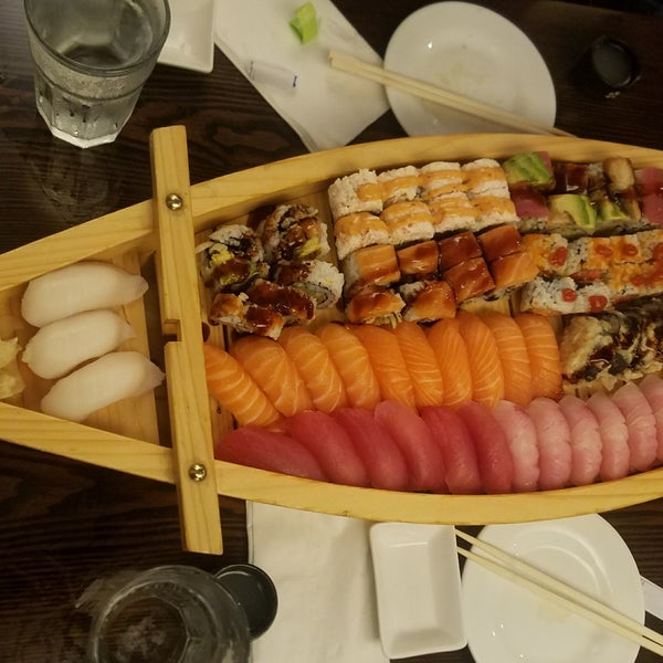 Foto tirada no(a) Sushi Para 88 por Roland em 7/2/2017