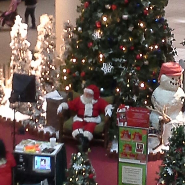 11/16/2013에 Lisa B.님이 Crossroads Mall에서 찍은 사진