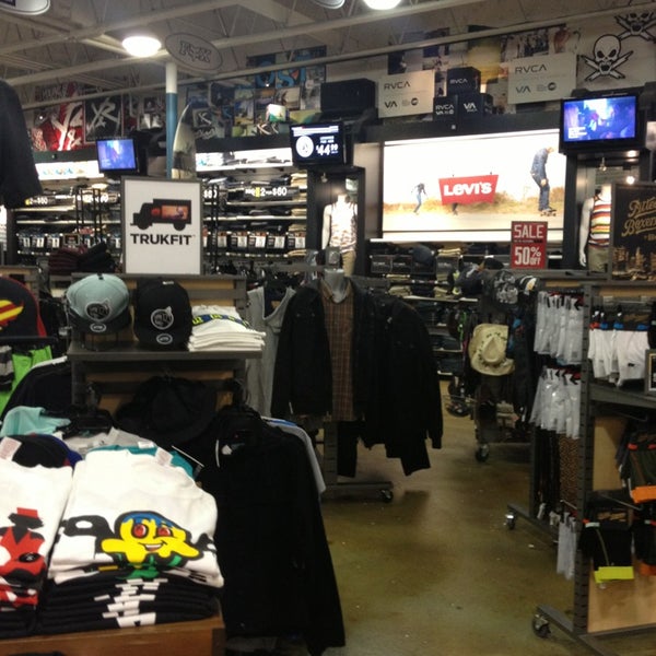 Tillys clothing store
