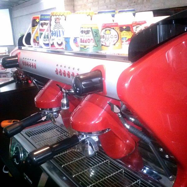 Das Foto wurde bei Fikafé Coffee Shop von Alfredo N. am 8/13/2013 aufgenommen