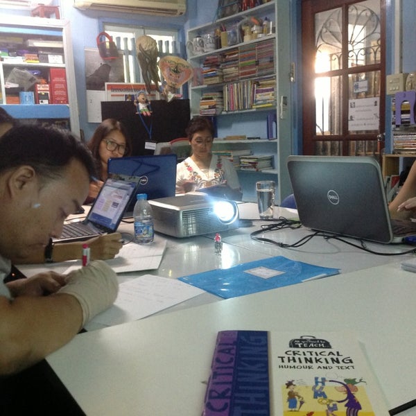 Library meeting. Милнера. Люди в библиотеке. Виртуальный фон библиотека. Library meeting.