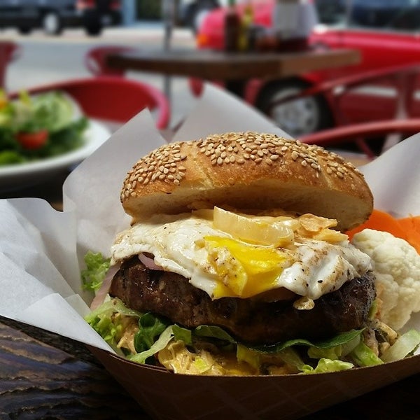 รูปภาพถ่ายที่ Victory Burger โดย ronny m. เมื่อ 7/15/2014