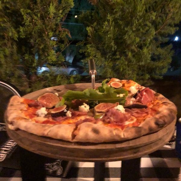 Foto tomada en Artigiano Pizza Rústica  por Charlie K. el 8/17/2018