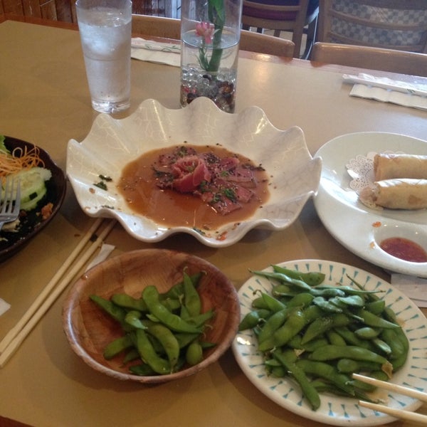 Foto tomada en Sushi Cafe &amp; Shilla Korean Restaurant  por Muse P. el 2/2/2014