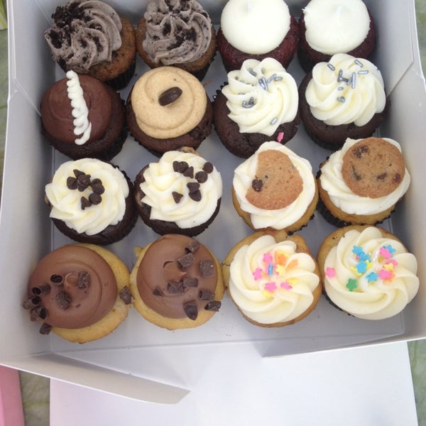 รูปภาพถ่ายที่ Misha&#39;s Cupcakes โดย Muse P. เมื่อ 4/1/2014