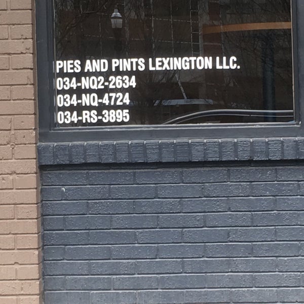 รูปภาพถ่ายที่ Pies &amp; Pints - Lexington, KY โดย Joseph S. เมื่อ 3/27/2018