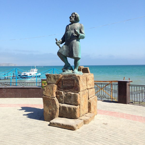 Памятник Волошина в Коктебеле