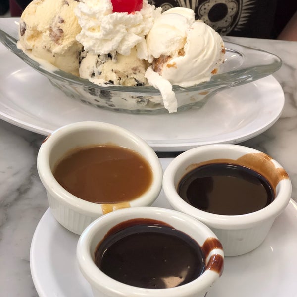 Foto tirada no(a) Fentons Creamery &amp; Restaurant por Heather F. em 6/14/2019