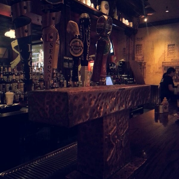 รูปภาพถ่ายที่ Siné Irish Pub &amp; Restaurant โดย Wilfredo C. เมื่อ 4/2/2013
