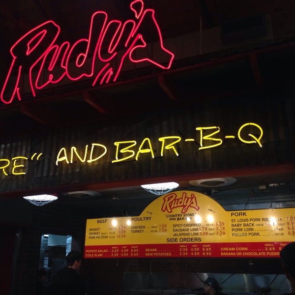 Foto tirada no(a) Rudy&#39;s Country Store &amp; Bar-B-Q por Nao T. em 7/3/2018
