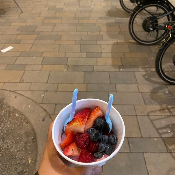 Zoyo Neighborhood Yogurt 6350 S McClintock Dr