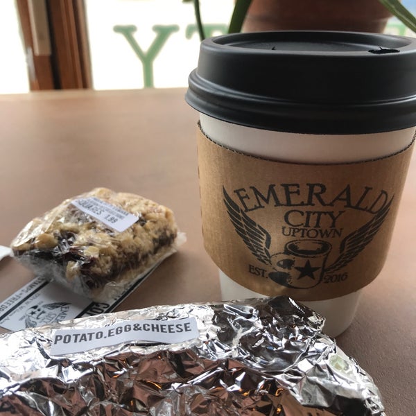 4/23/2018 tarihinde Michael R.ziyaretçi tarafından Emerald City Coffee'de çekilen fotoğraf