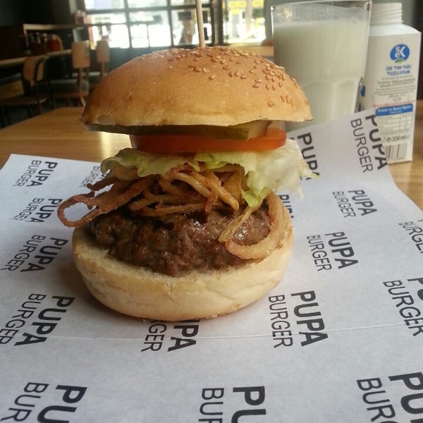 Das Foto wurde bei Pupa Burger von &#39;         Halef       🦅🦅🦅 .. am 2/10/2014 aufgenommen