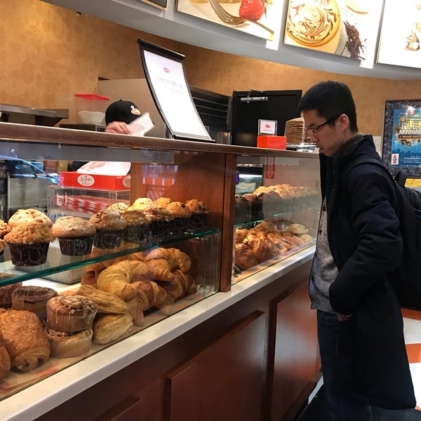 Photo taken at Junior&#39;s Restaurant &amp; Bakery by Momo C. on 1/2/2019