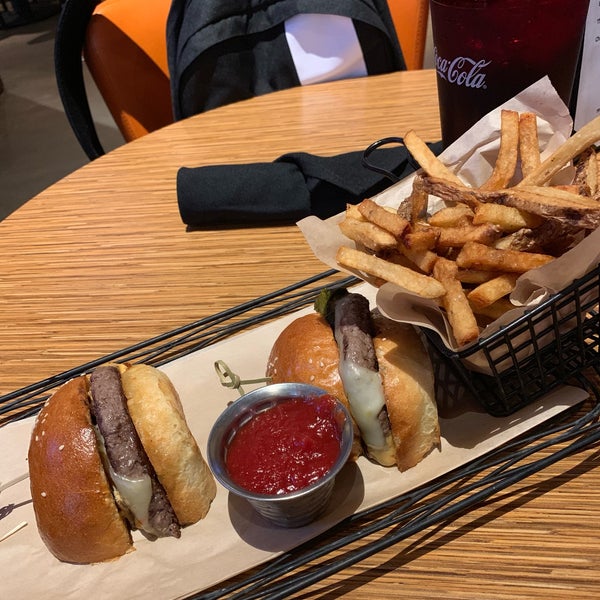 Photo taken at 5280 Burger Bar by Alwaleed AA on 5/22/2019