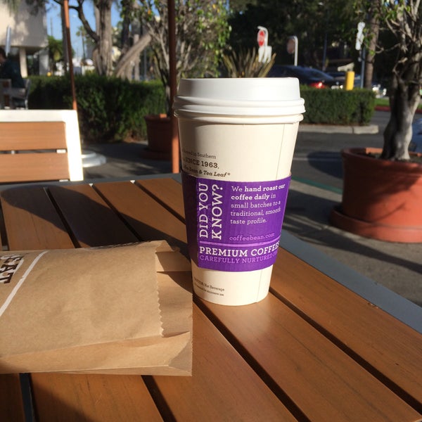 Photo taken at The Coffee Bean &amp; Tea Leaf by Katya A. on 2/2/2015