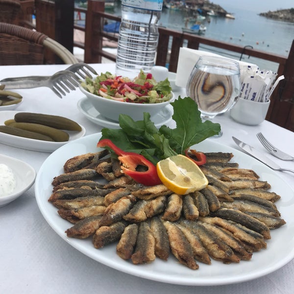 Снимок сделан в İskele Et &amp; Balık Restaurant пользователем Knn Ö. 11/26/2018