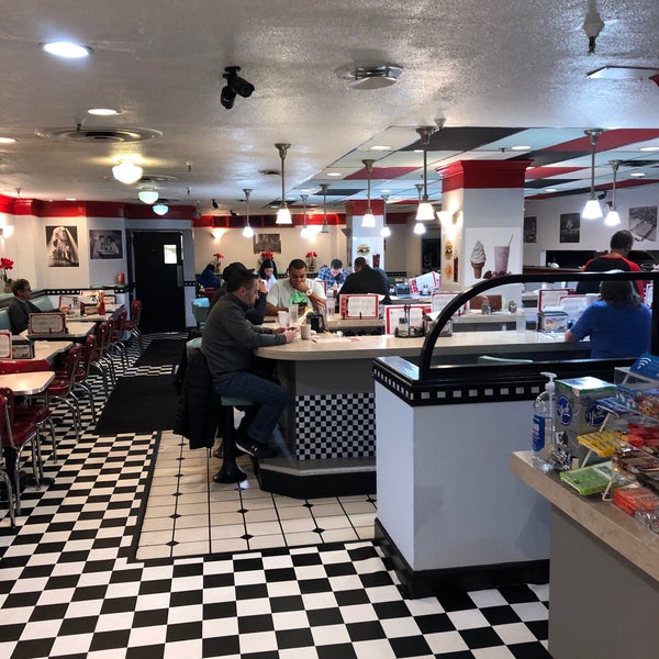 Foto tirada no(a) Hathaway&#39;s Diner por Kevin A. em 12/14/2019