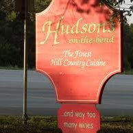 รูปภาพถ่ายที่ Hudson&#39;s on the Bend โดย A C. เมื่อ 2/13/2013