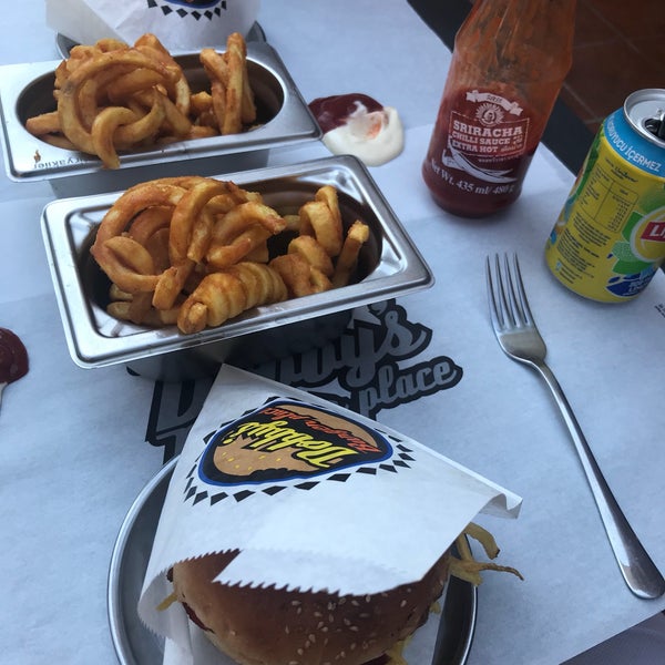 Foto tirada no(a) Dobby&#39;s Burger Place por H.Polat em 7/2/2018