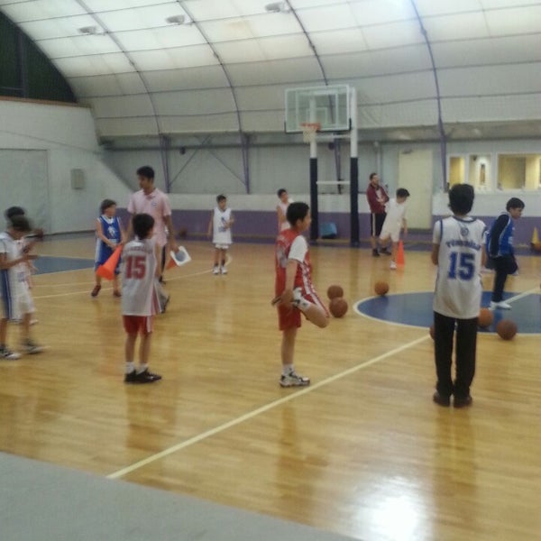 Foto scattata a Hidayet Türkoğlu Basketbol ve Spor Okulları Dikmen da Hatice B. il 3/24/2013