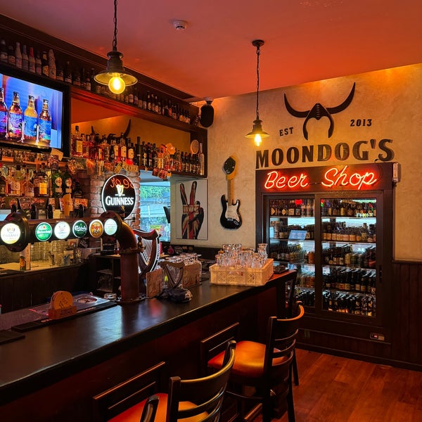 Photo prise au Moondog&#39;s Bar &amp; Grill par Mikhail P. le11/5/2023