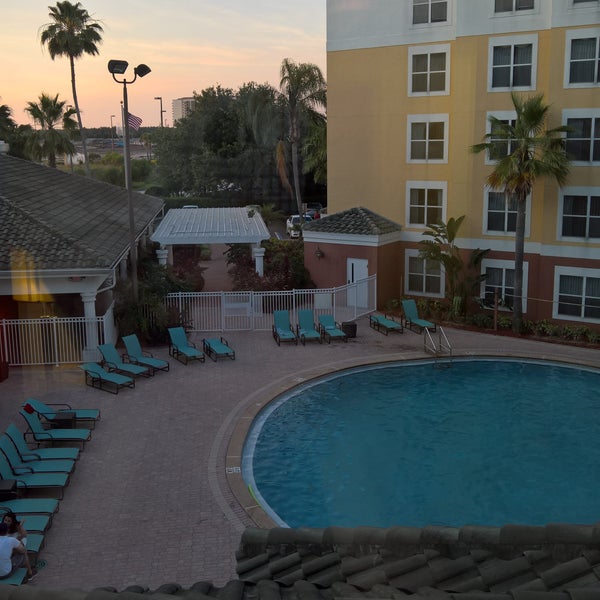 รูปภาพถ่ายที่ Residence Inn by Marriott Orlando Lake Buena Vista โดย Aaron B. เมื่อ 5/14/2016