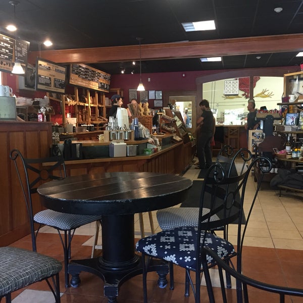 รูปภาพถ่ายที่ Red Hen Bakery And Café โดย Robert B. เมื่อ 8/13/2017