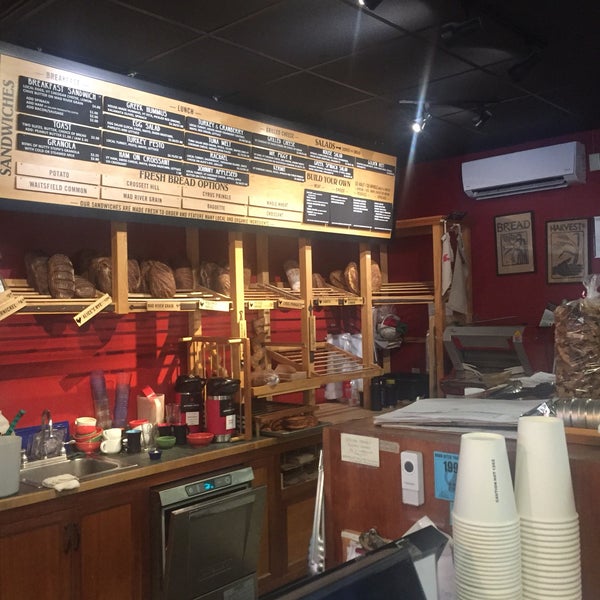 รูปภาพถ่ายที่ Red Hen Bakery And Café โดย Robert B. เมื่อ 11/11/2018