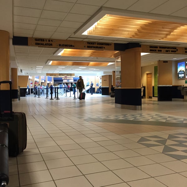 Foto tirada no(a) Burlington International Airport (BTV) por Robert B. em 3/16/2016