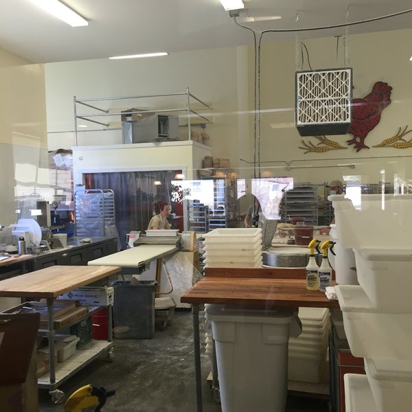 รูปภาพถ่ายที่ Red Hen Bakery And Café โดย Robert B. เมื่อ 4/10/2016