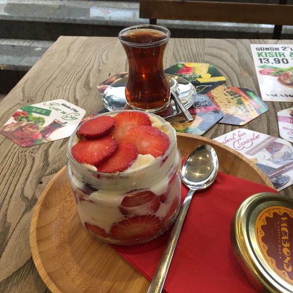 Foto diambil di Vagabond Coffee Bar oleh 🐱Büşra Ş. pada 3/26/2017