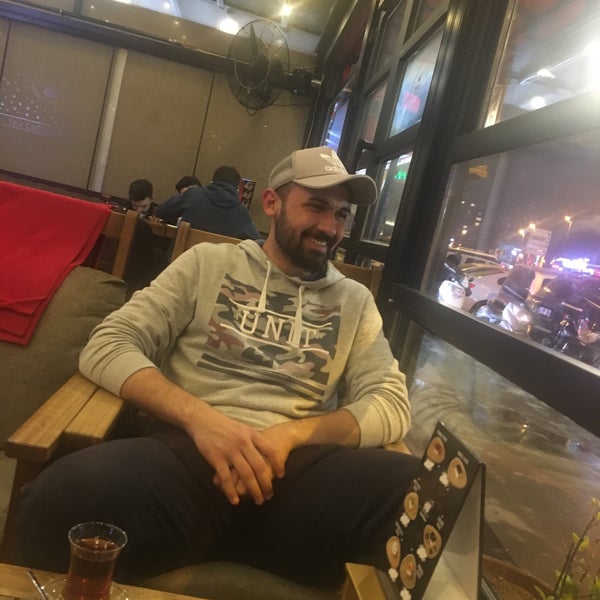 Foto diambil di Dubai Cafe Lounge Shisha oleh Furkan E. pada 3/23/2018