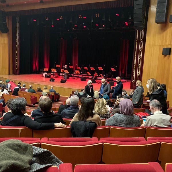 Das Foto wurde bei Cemal Reşit Rey Konser Salonu von Hülya K. am 11/29/2022 aufgenommen