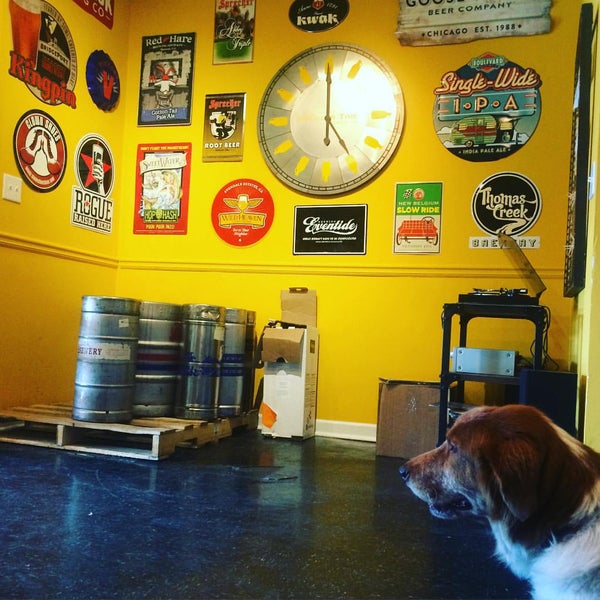 Photo taken at Growler Time by Francisco G. on 9/19/2015