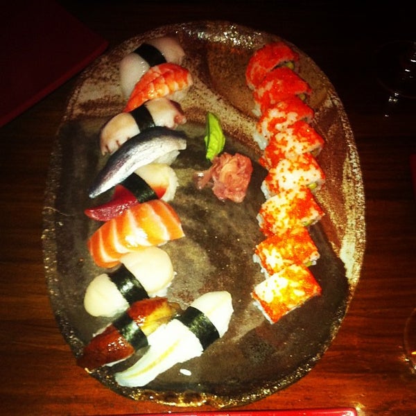 12/15/2012 tarihinde Cristina V.ziyaretçi tarafından Kynoto Sushi Bar'de çekilen fotoğraf
