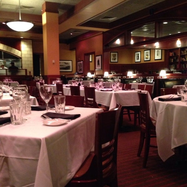 รูปภาพถ่ายที่ Sullivan&#39;s Steakhouse โดย Jo F. เมื่อ 11/12/2013