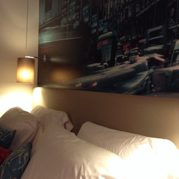 Das Foto wurde bei Hotel Indigo Madrid - Gran Via von Екатерина К. am 6/12/2014 aufgenommen