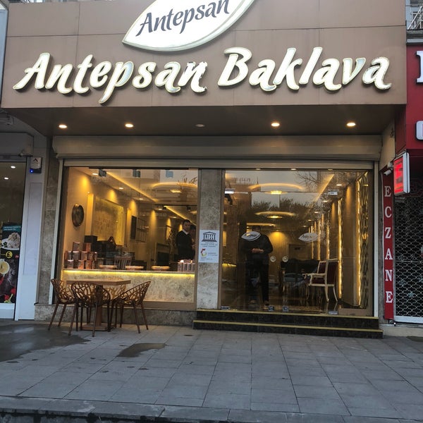 Foto diambil di Antepsan Baklava oleh Ahmet K. pada 3/17/2018